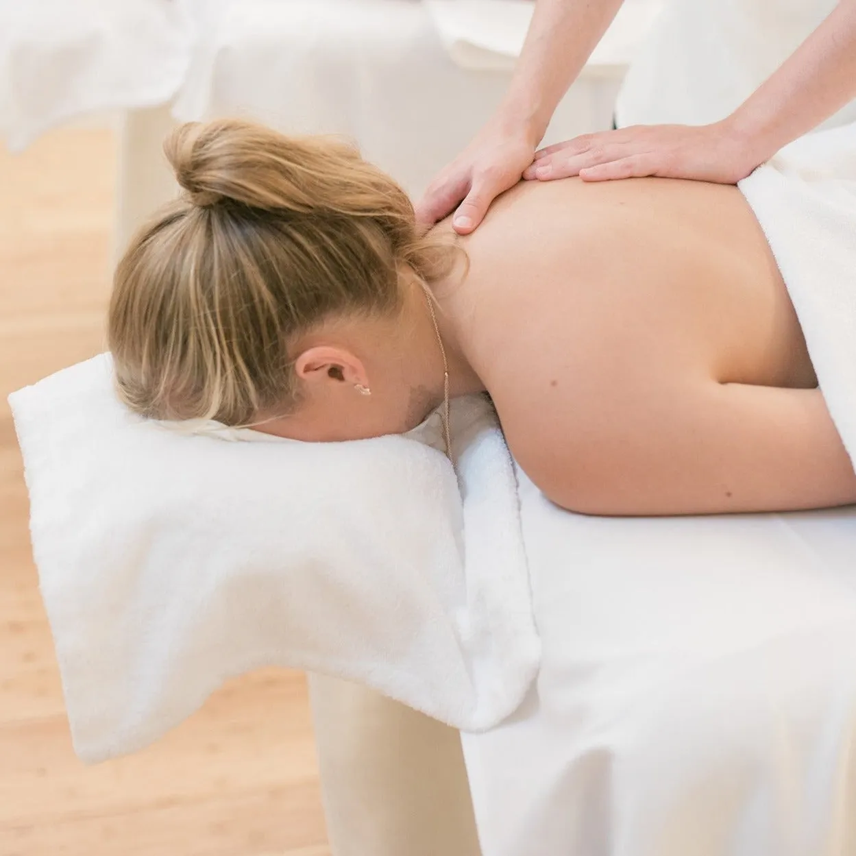 15% savings - 120-min Massage (Mon – Thurs; except Public Holidays) 85折 - 120 分鐘按摩 (週一至週四，公眾假期除外)